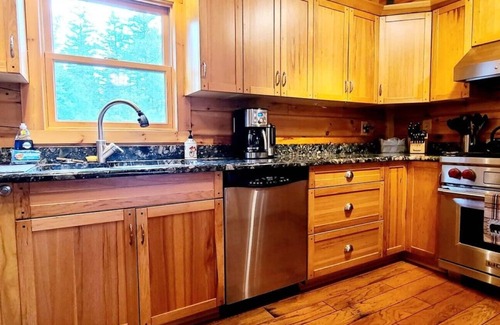 Stratton Cabina | Luxury 3-bedroom Maine Log Cabin Retreat