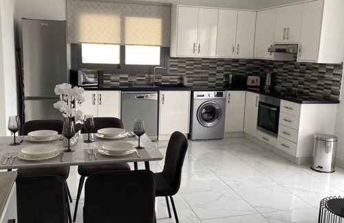 Paphos Apartamento | Luxury 3 Bedroom Penthouse apartment with sea view. 10 mins walk to Venus Beach