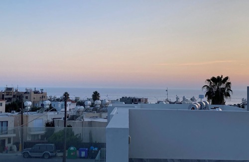 Paphos Apartamento | Luxury 3 Bedroom Penthouse apartment with sea view. 10 mins walk to Venus Beach