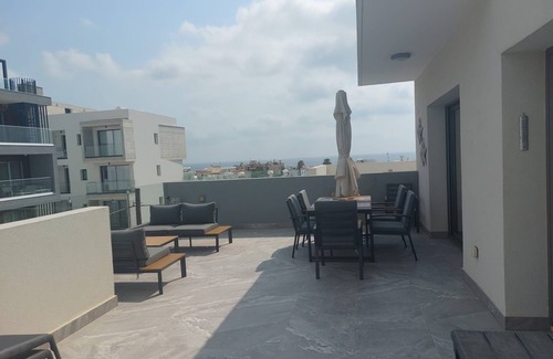 Paphos Apartamento | Luxury 3 Bedroom Penthouse apartment with sea view. 10 mins walk to Venus Beach