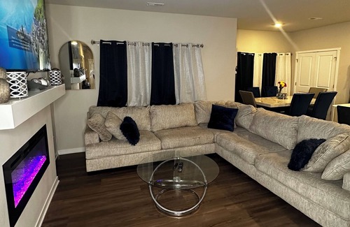 Waukee Casa | Luxury 3 bedrooms, 2.5 bathrooms, and a 2-car garage.