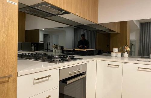 Adelaide Central Business District Apartamento | Luxury 3 BR Apt with Pool-Gym-Sauna-Steam Room