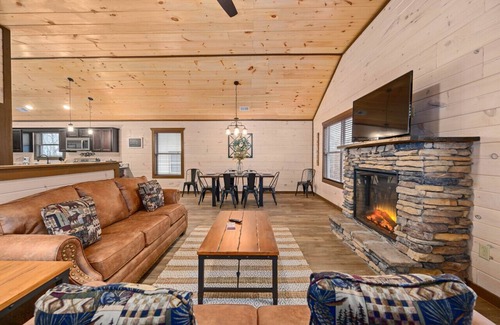 Pigeon Forge Cabina | Luxury 3-BR Cabin ★ Minutes From Parkway ★ Gameroom ★ Patio ★ Hot Tub