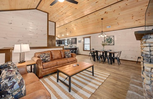 Pigeon Forge Cabina | Luxury 3-BR Cabin ★ Minutes From Parkway ★ Gameroom ★ Patio ★ Hot Tub