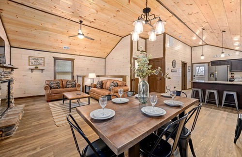 Pigeon Forge Cabina | Luxury 3-BR Cabin ★ Minutes From Parkway ★ Gameroom ★ Patio ★ Hot Tub