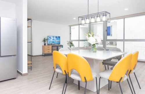Marbella Condominio | Luxury 3 BR penthouse free parking view