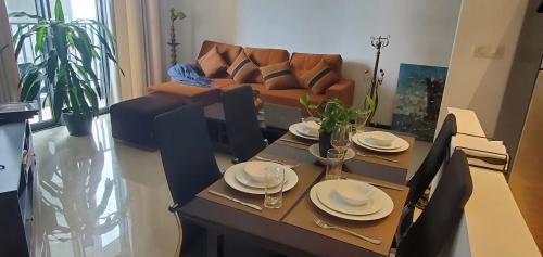 Ibbanwala Apartamento | Luxury 32nd Floor 2 Bed-2 Bath Apartment with Pool, Harbour & Lotus Tower views