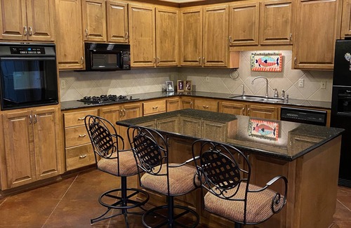 Natchez Casa | Luxury 3BD/3BA home in Elgin Estates neighborhood