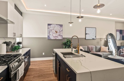 Old East Dallas Casa | Luxury 3BD | Rooftop Deck | Sleeps 11 | Parking