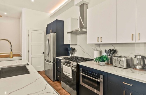 Old East Dallas Casa | Luxury 3BD | Rooftop Deck | Sleeps 11 | Parking