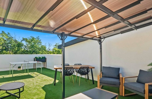 Old East Dallas Casa | Luxury 3BD | Rooftop Deck | Sleeps 11 | Parking