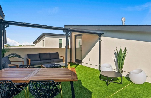 Old East Dallas Casa | Luxury 3BD | Rooftop Deck | Sleeps 11 | Parking