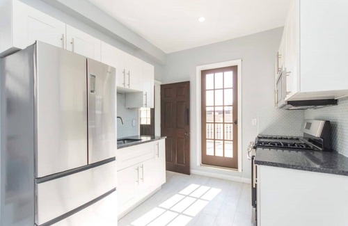Spruce Hill Apartamento | LUXURY 3BR, 2 BATH, Pvt. Deck, Free PARK. SLEEPS 8, FREE PARK, WALK TO PENN.