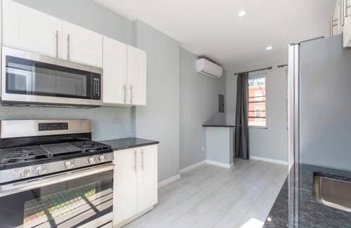 Spruce Hill Apartamento | LUXURY 3BR, 2 BATH, Pvt. Deck, Free PARK. SLEEPS 8, FREE PARK, WALK TO PENN.