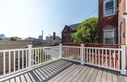 Spruce Hill Apartamento | LUXURY 3BR, 2 BATH, Pvt. Deck, Free PARK. SLEEPS 8, FREE PARK, WALK TO PENN.