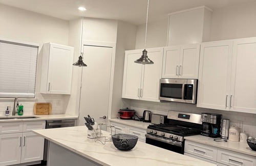 Northside Casa | Luxury 3BR for Families, Nurses & Groups