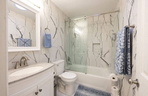 Greensboro Casa | Luxury 3BR house in Greensboro with Game room and outdoor living