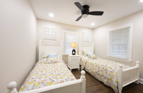 Greensboro Casa | Luxury 3BR house in Greensboro with Game room and outdoor living