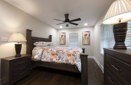 Greensboro Casa | Luxury 3BR house in Greensboro with Game room and outdoor living