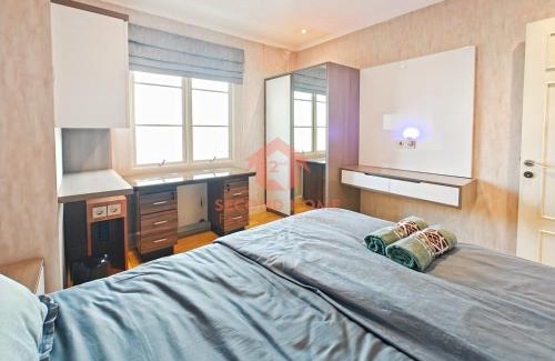 Kelapa Gading Barat Apartamento | Luxury 3BR MOI Apt with Pool Wi-Fi Netflix by 2ndHome