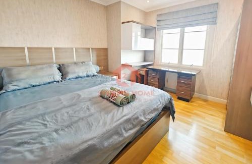 Kelapa Gading Barat Apartamento | Luxury 3BR MOI Apt with Pool Wi-Fi Netflix by 2ndHome