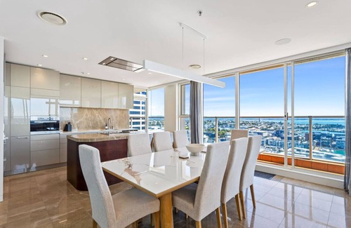 Auckland Central Business District Apartamento | Luxury 3BR Quay West w/ Views + Parking
