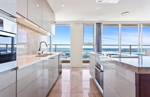 Auckland Central Business District Apartamento | Luxury 3BR Quay West w/ Views + Parking