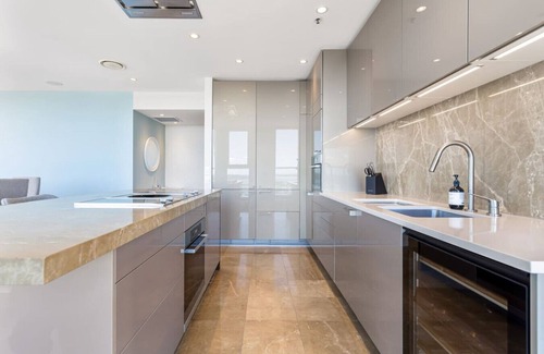 Auckland Central Business District Apartamento | Luxury 3BR Quay West w/ Views + Parking