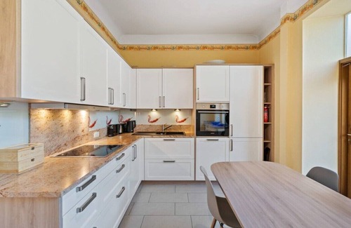 Gare Casa | Luxury 3BR Townhome Walk to City Center & Park Free!