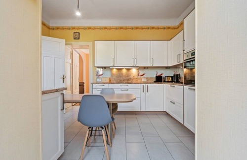 Gare Casa | Luxury 3BR Townhome Walk to City Center & Park Free!