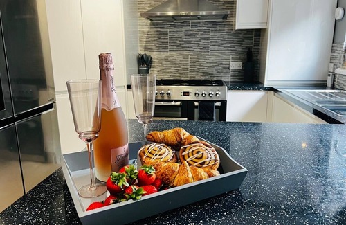 Bridgend Casa | luxury 4 bed house sleeps 8, enjoy in comfort