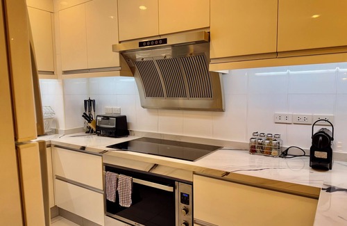 Bonifacio Global City Condominio | Luxury 4-Bed Penthouse in Central BGC close to St.Lukes and One High Street