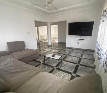 Kumasi Casa | Luxury 4-Bedrom Home in Kumasi 5 mins to Airport