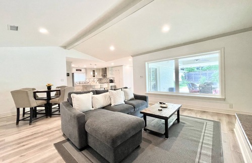 Houston Casa | Luxury 4 Bedroom 3 Bath w/POOL! Private Home Fully-furnished by MDA TMC Galleria