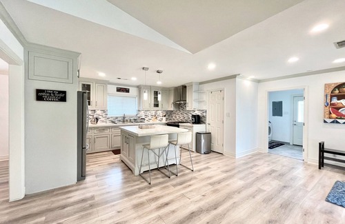 Houston Casa | Luxury 4 Bedroom 3 Bath w/POOL! Private Home Fully-furnished by MDA TMC Galleria
