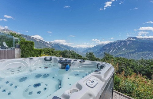 Randogne Chalet De Esquí | 4 BDR Chalet w/outdoor Hot Tub & Game Room