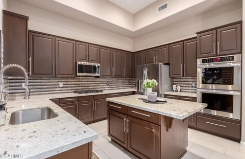 Glen Eagle Villa | Luxury 4-bedroom Desert Villa w/ Pool & BBQ - Great Location!
