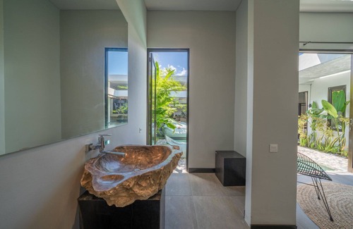 Batubelig Villa | Luxury 4-Bedroom Holiday Rental Near Berawa Beach, Bali Villa 2094