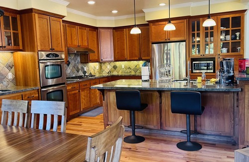 Cutten Casa | Luxury 4 Bedroom Home with Fireplace & Jacuzzi