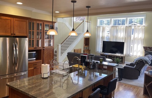 Cutten Casa | Luxury 4 Bedroom Home with Fireplace & Jacuzzi