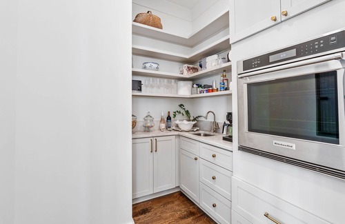 Sylvan Park Casa | Luxury 4-bedroom house near the Sylvan Park Roundabout - perfect location