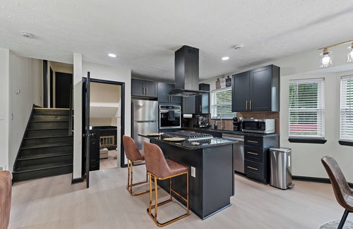Church Street Casa | Luxury 4 Bedroom house Sleeps 10 with King Beds, near the Atlanta Airport.