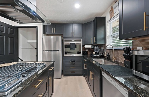 Church Street Casa | Luxury 4 Bedroom house Sleeps 10 with King Beds, near the Atlanta Airport.