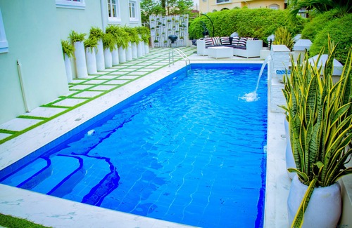 Ofin Casa | Luxury 4 bedroom house with swimming pool and garden. In a gated community.