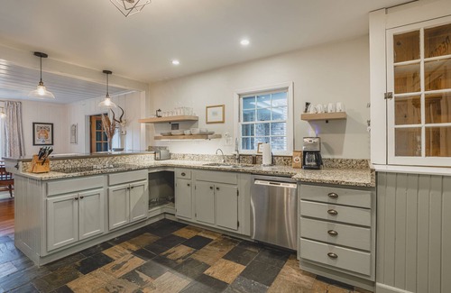 Ellendale Casa | Luxury 4 bedroom KING ABODE centrally located & FREE parking