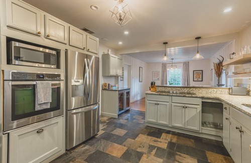 Ellendale Casa | Luxury 4 bedroom KING ABODE centrally located & FREE parking