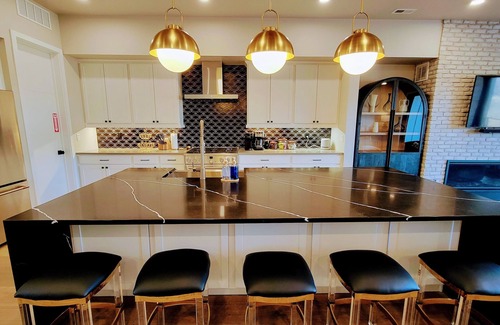 Bozeman Casa | Luxury 4 Bedroom Townhouse with Mountain/Lake Views, Arcade, Sauna, EV Charger