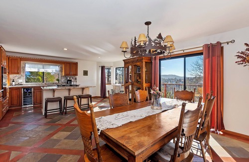 Lake Arrowhead Chalet De Esquí | Luxury 4-bedroom chalet with stunning views in Arrowhead Woods