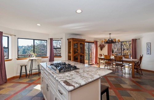 Lake Arrowhead Chalet De Esquí | Luxury 4-bedroom chalet with stunning views in Arrowhead Woods