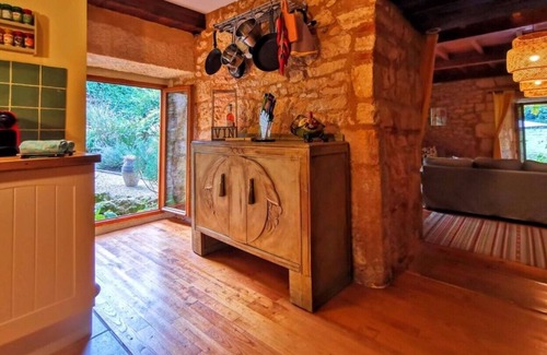 Les Eyzies Cabaña | Lujosa cabaña de piedra de 4 estrellas junto al río, impresionantes jardines de 4 acres, piscina, sala de juegos